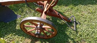 Starý drevený konský pluh - 12