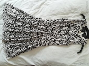 Nove saty s volanom, a Chantall s visackami - 12