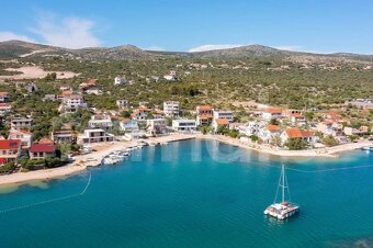Vila na predaj s bazénom v prvom rade k moru - 12