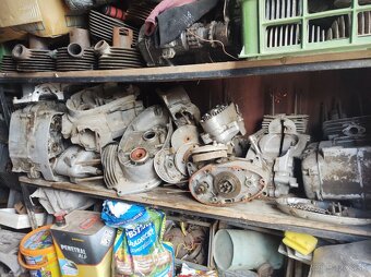 Jawa - CZ motor blok valec hlava puklica kolesá nádrž - 12