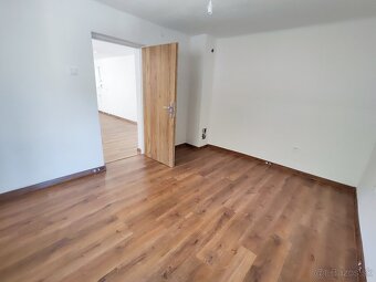 Na predaj zrekonštruovaný rodinný dom v obci Jelšovec pri Lu - 12