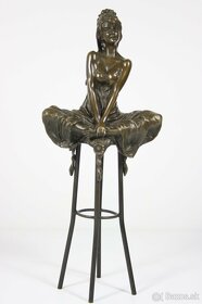 Bronzová socha mladej dámy na barovej stoličke, 29cm - 12