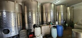 Budova na výrobu a skladovanie vína vo vinohradníckej oblast - 12