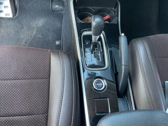 Outlander 2,0 Mivec Intense CVT 4WD 100rokov - 12