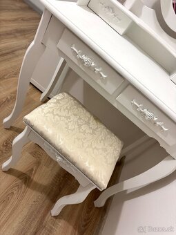 Kozmetický stolík - 12