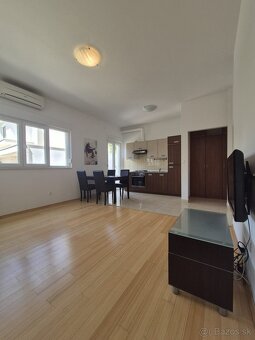 Chorvátsko, apartmán s garážou, terasou 50 metrov od mora. - 12