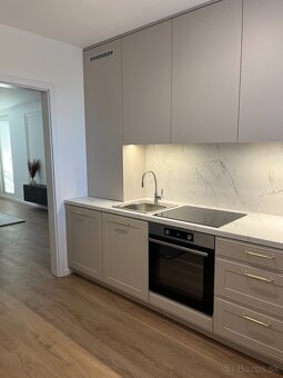 ŠTÝLOVÝ, KOMPLETNE ZREKONŠTRUOVANÝ 3-IZBOVÝ BYT V KOMÁRNE - 12