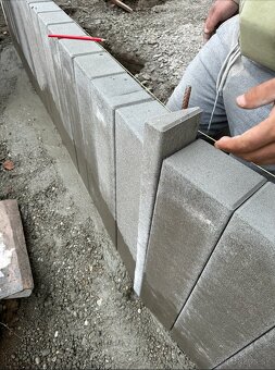Spevnené plochy na klúč, pokládka zámkovej dlažby/obrubníkov - 12
