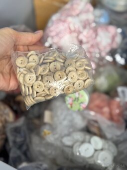 Gombíky - mix farieb, cela krabica - 12