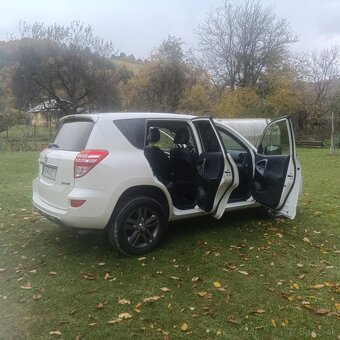 Predám Toyota RAV4 2,0 benzín 116kw 4x4 , biela perleť - 12