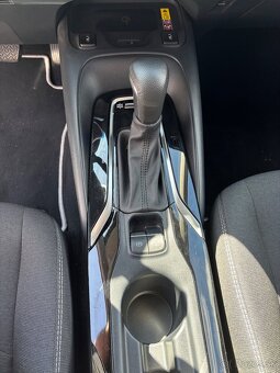Toyota corolla hybrid - 12