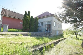 Ponúkame na predaj rodinný dom s garážou a veľkým pozemkom v - 12