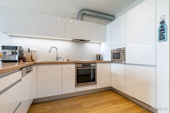 NA PREDAJ MODERNÝ 3-IZBOVÝ BYT S KRÁSNYM VÝHĽADOM - 12