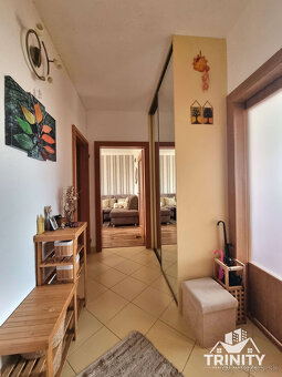 Novinka - Na predaj kompletne zariadený 4-izbový byt s balkó - 12