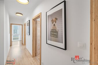 Moderný 4izbový mezanín s terasou a záhradou v srdci Rovinky - 12