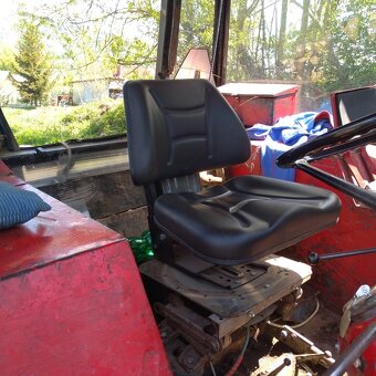 Univerzalnu odpruženu sedacku (sedadlo) na traktor zetor , u - 12