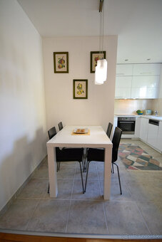 Krásny tichý 2-izb. byt 63m2 + balkón, BEZ PROVÍZIE - 12