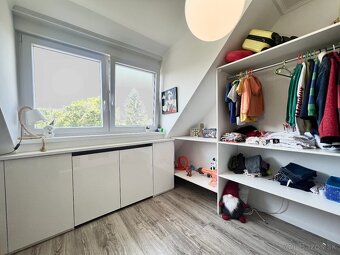 Dvojpodlažný 6- izbový rodinný dom so záhradou na predaj v R - 12
