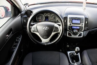 Hyundai i30 CW 80kW (2011) - 12