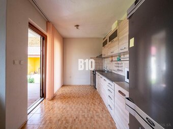 Ponuka rodinného domu s krásnym pozemkom a dvojgarážou - 12