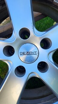 Predám zimné pneu Dunlop na diskoch Dezent R17 - 12