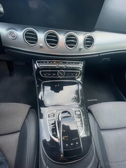 Mercedes-Benz E 200d sedan 4MATIC A/T - 12