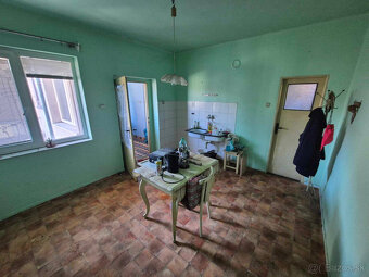 Na predaj 3 izbový rodinný dom v tichej uličke v obci Bešeňo - 12