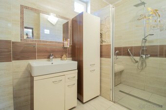 Čiastočne zrekonštruovaný dom vo výbornej lokalite s garážou - 12