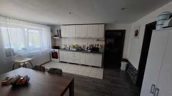 Na predaj slnečný a komfortný 4 izbový rodinný dom Senica. - 12