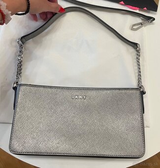 Strieborná crossbody DKNY kabelka - 12