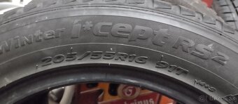 Predám dve zimné pneumatiky Hankook 205/55r16 - 12