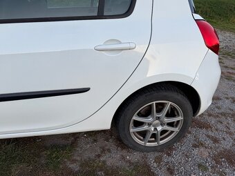 Renault clio III hatchback - 12