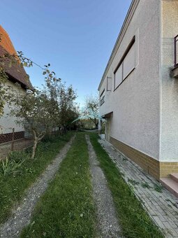 Dvojgeneračný rodinný dom s veľkou garážou a záhradou - 12