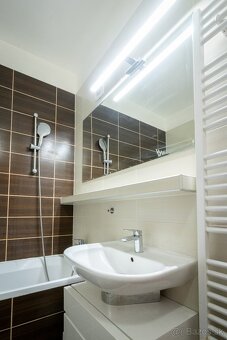 Priestranný 3i byt s balkónom a lodžiou na predaj vo Vrakuni - 12