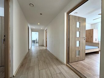 Veľký dvojgeneračný RD s bazénom v obci Petrova Ves - 12