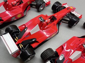 3x F1 FERRARI F2001 a F2000 SCHUMACHER HOTWHEELS 1:18 - 12