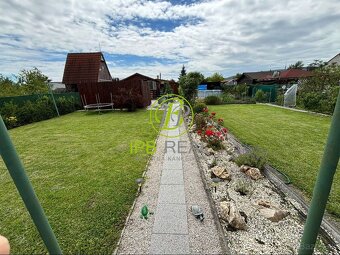 Upravená záhrada s chatou na Žabom majeri - 12