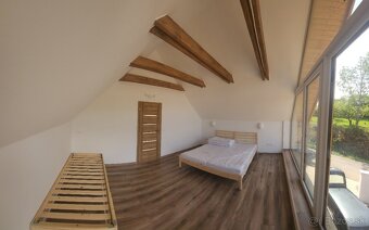 Moderná rekreačná novostavba vo vidieckom štýle - 12