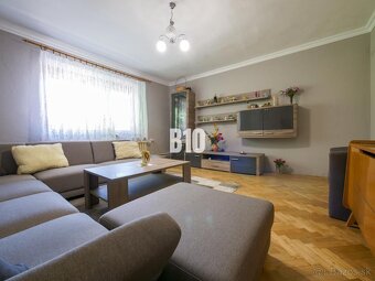 Rodinný dom s krásnym veľkým pozemkom ( stavebným) - Nové Sa - 12