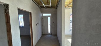 REZERVOVANÉ  PREDAJ: Moderný 3-izbový rodinný dom v obci  - 12