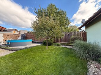 Rodinný dom s dvojgarážou, altánkom, bazénom - 12