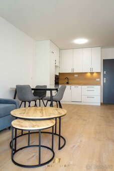Moderne zariadený 1,5-izbový byt s balkónom a parkovaním - 12