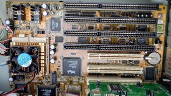 Predám stolný počítač Intel Pentium - 12