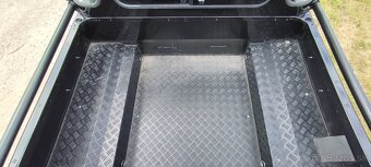 Land Rover Defender - 12