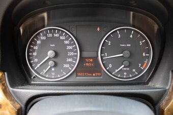 BMW 318i (E90) z roku 2005 - 12