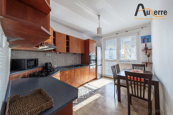 NA PREDAJ. Priestranný 3-izbový byt s loggiou - Petržalka - 12