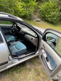 Nissan Almera N16 hatchback - 12