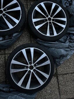 Sada 19 originál Jaguar XE S diskov s pneu Pirelli - 12