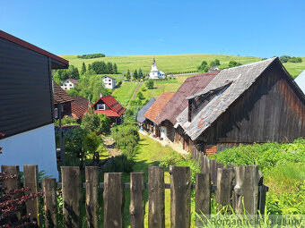 Romantická drevenica s garážou, upraveným pozemkom a teras - 12