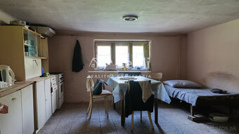 Dom v obci Henckovce, podpivničený,plynové kúrenie,2 studne - 12